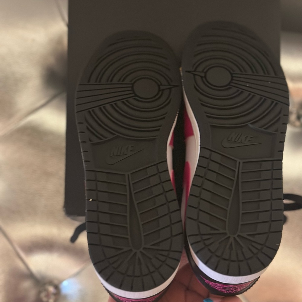 Nike Jordan 1 Low Black and Pink - Picture 4 of 9